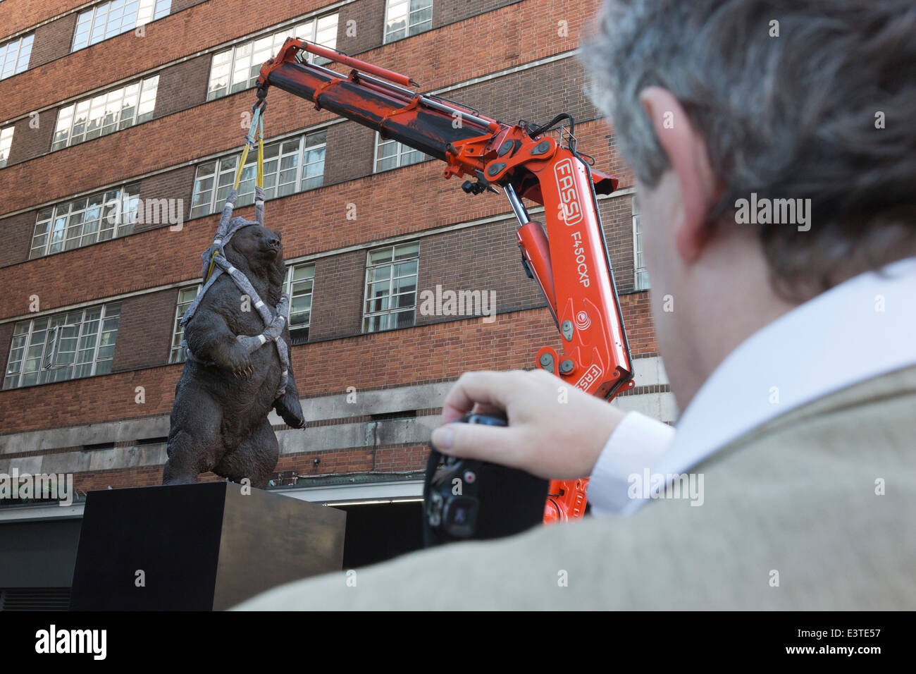 Installation of Nick Bibby's monumental bronze sculpture of Grizzly Bear 'Indomitable' in Oxford Street, London Stock Photo