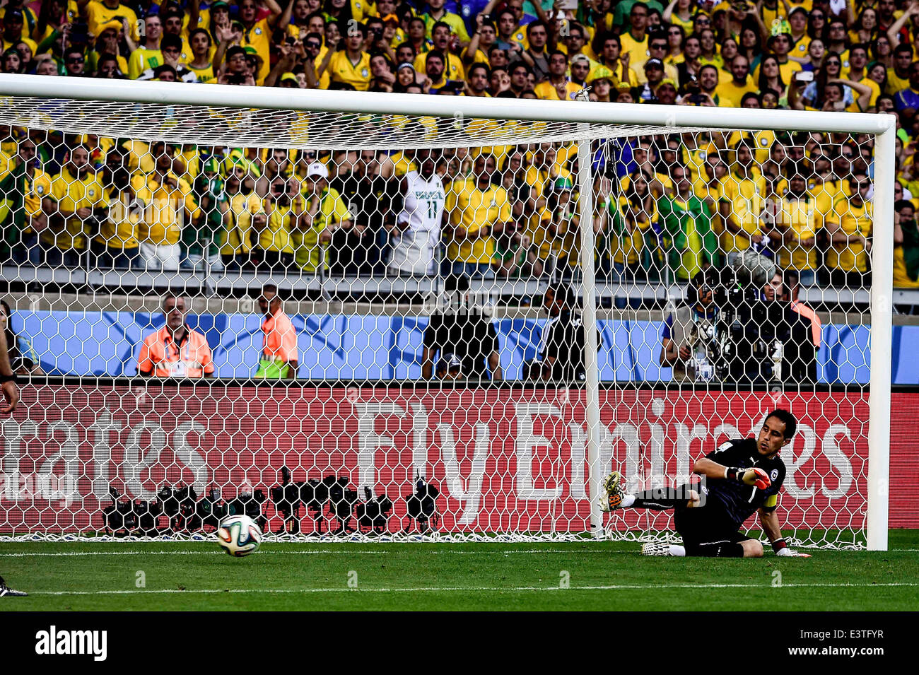 Belo Horizonte, Minas Gerais, Brazil. 28th June, 2014. Brazil wins Chile in the penalty shootouts at the Round of 16 match of the 2014 World Cup, this saturday, June 28th, in Belo Horizonte. Julio Cesar saved the kicks from Mauricio Pinilla and Alexis Sanchez. Willian and Hulk, from Brazil, missed the goal. David Luiz, Marcelo and Neymar, for Brazil, and Aranguiz and Diaz, for Chile, scored. The final result 3-2 Credit:  Gustavo Basso/NurPhoto/ZUMAPRESS.com/Alamy Live News Stock Photo