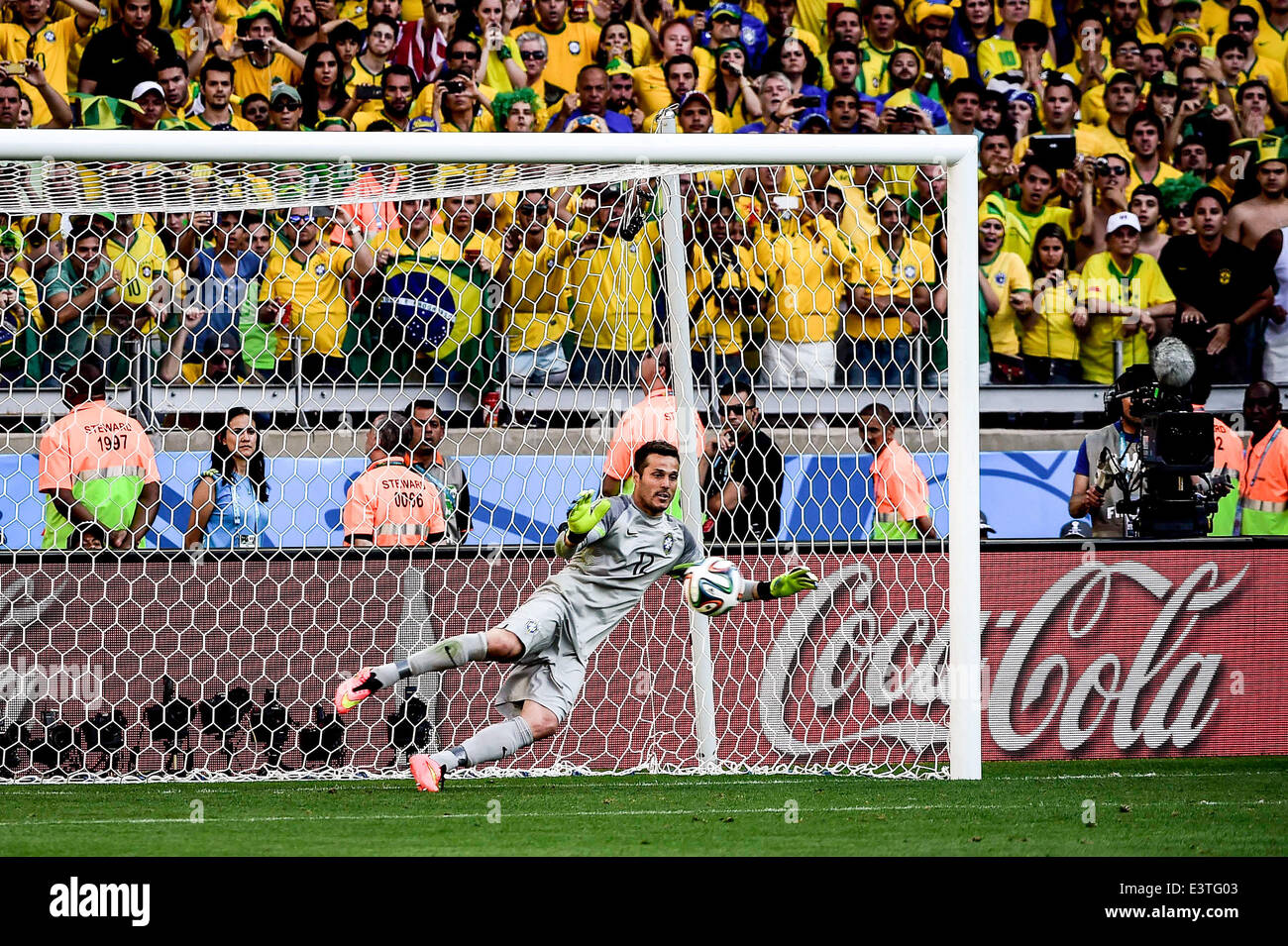 Belo Horizonte, Minas Gerais, Brazil. 28th June, 2014. Brazil wins Chile in the penalty shootouts at the Round of 16 match of the 2014 World Cup, this saturday, June 28th, in Belo Horizonte. Julio Cesar saved the kicks from Mauricio Pinilla and Alexis Sanchez. Willian and Hulk, from Brazil, missed the goal. David Luiz, Marcelo and Neymar, for Brazil, and Aranguiz and Diaz, for Chile, scored. The final result 3-2 Credit:  Gustavo Basso/NurPhoto/ZUMAPRESS.com/Alamy Live News Stock Photo