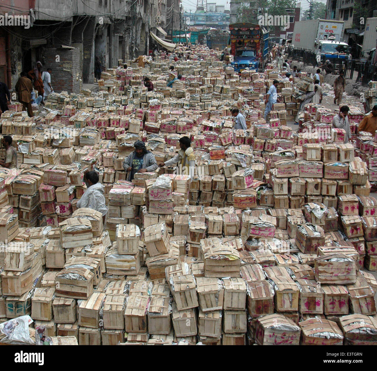 Lahore, Pakistan. 29th June, 2014. Pakistani vendors pack fruits into