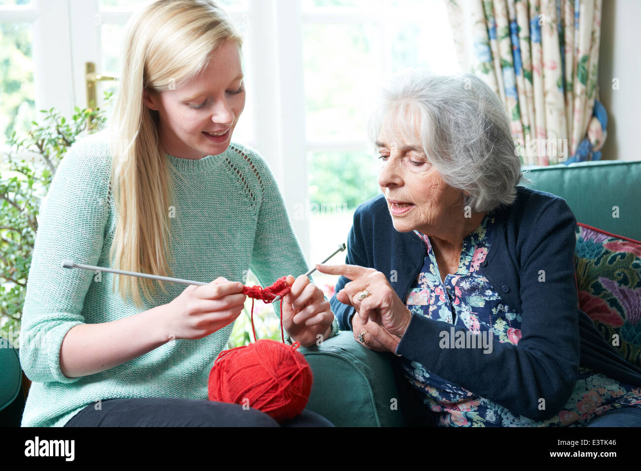 бабушка учит. бабушка вяжет. бабушка с внучкой вяжут картинка. бабушка вяжет внучке. бабушка с внуками.
