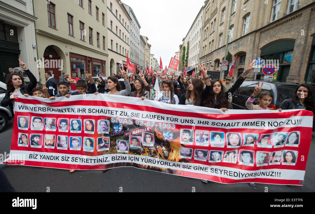 Berlin, Germany. 29th June, 2014. Thousands of demonstrants rally to commemorate the assasination of Alevis in turkey in 1993 in Berlin, Germany, 29 June 2014. Photo: TIM BRAKEMEIER/dpa/Alamy Live News Stock Photo
