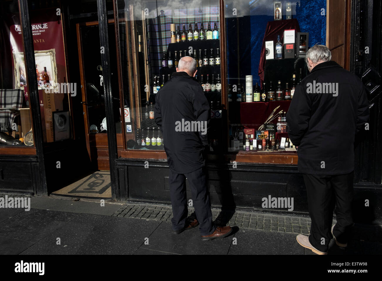 Men look at whiskey store in Edinburgh, Scotland Stock Photo Alamy