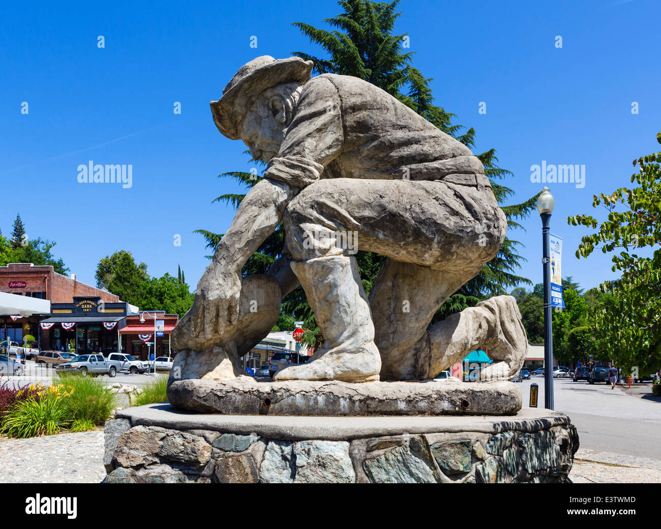 Claude Chana by Kenneth Fox, sculpture of miner panning for gold, old town Auburn, 'Mother Lode' Gold Country, California, USA Stock Photo