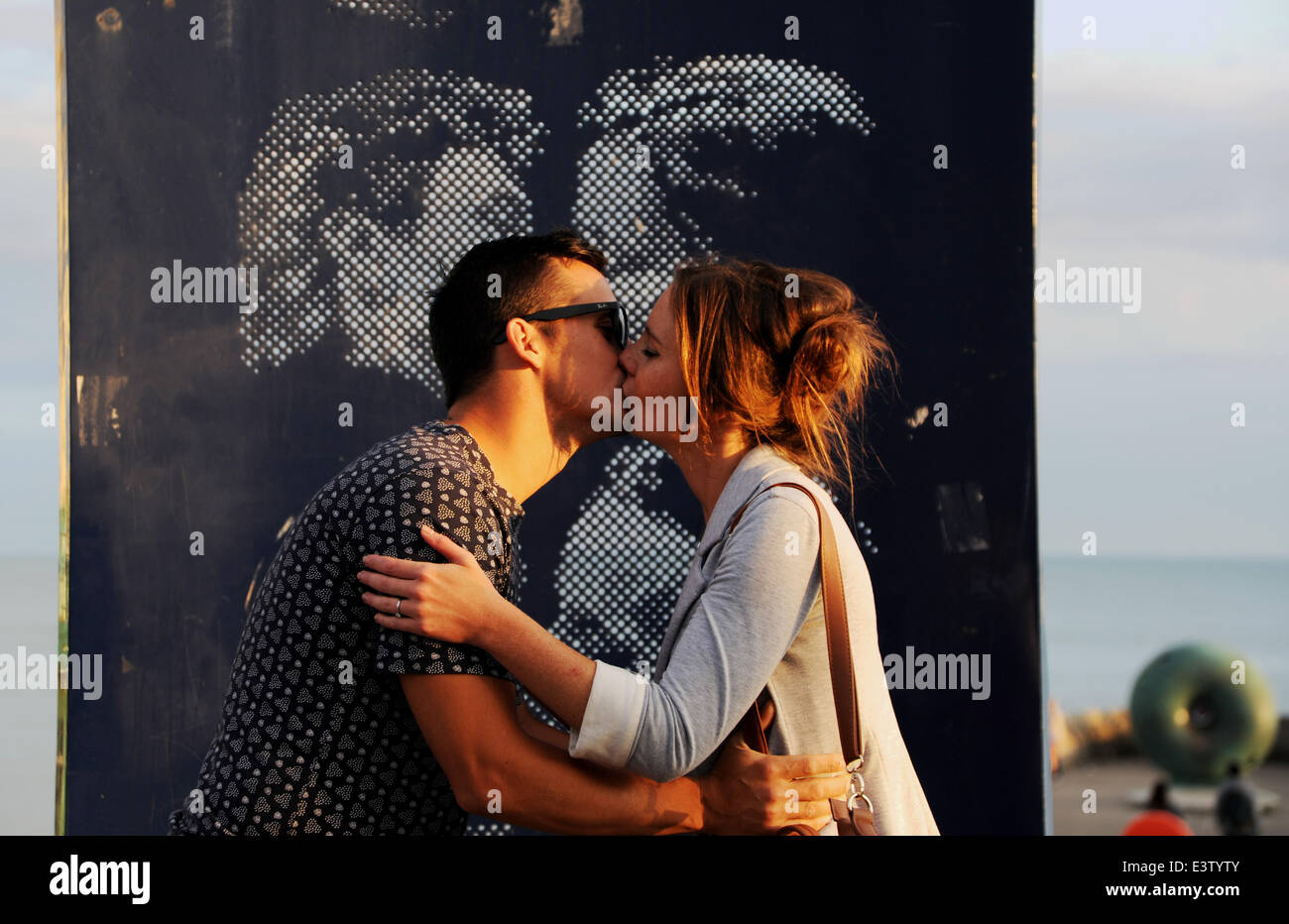 Statues kissing hires stock photography and images Alamy