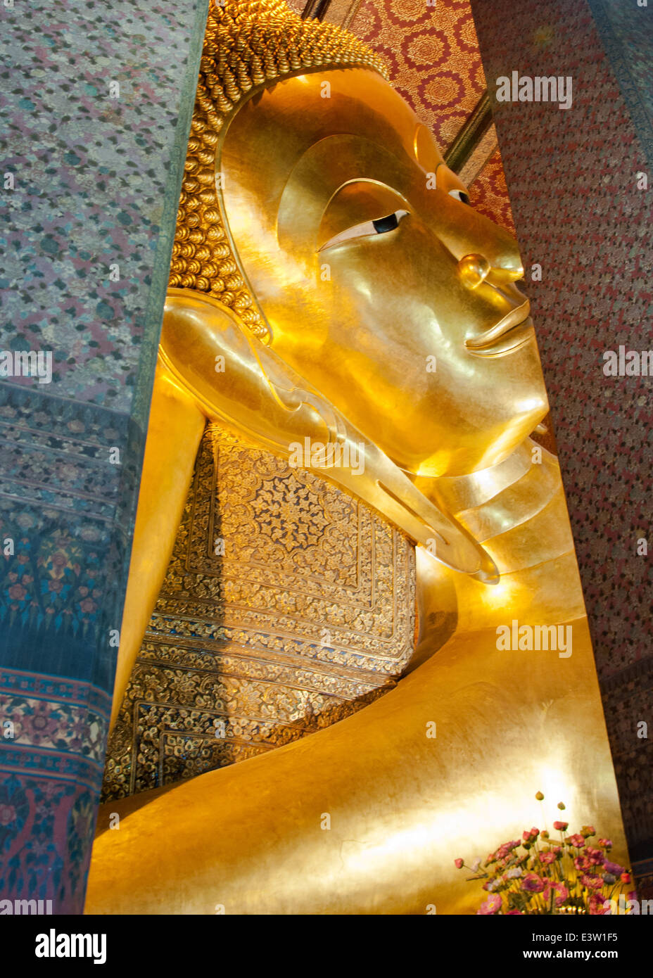 Reclining Buddha gold statue in Wat Pho buddhist temple, Bangkok ...