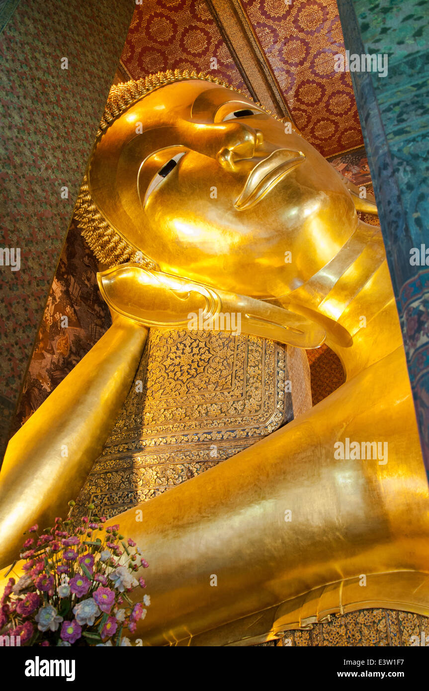 Reclining Buddha gold statue in Wat Pho buddhist temple, Bangkok ...