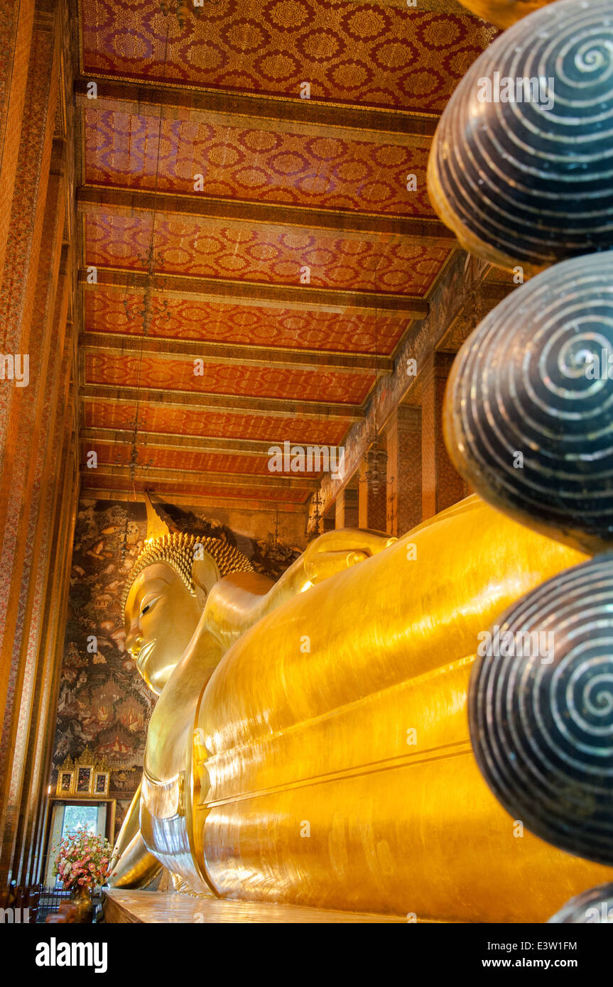 Reclining Buddha gold statue in Wat Pho buddhist temple, Bangkok ...
