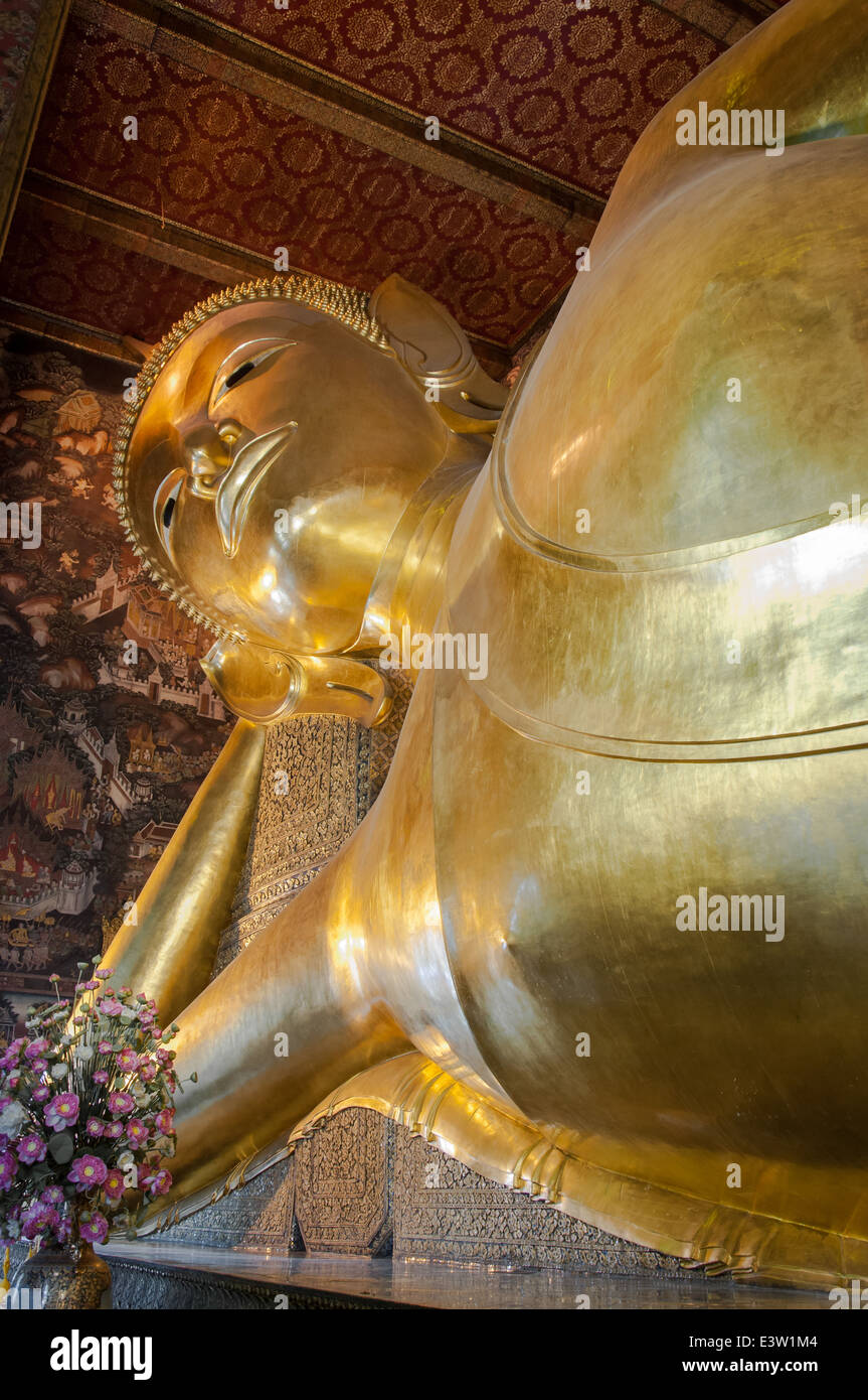 Reclining Buddha gold statue in Wat Pho buddhist temple, Bangkok ...