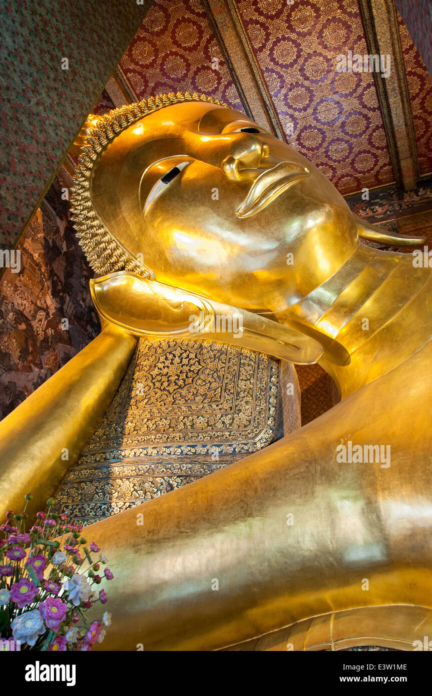 Reclining Buddha gold statue in Wat Pho buddhist temple, Bangkok ...