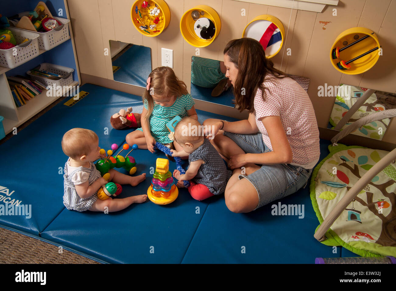 A mother and her children attend a 'Learning Link' interactive classroom in Tustin, CA. Using specially designed activities, the class teaches parents how to engage their children in meaningful play. Stock Photo