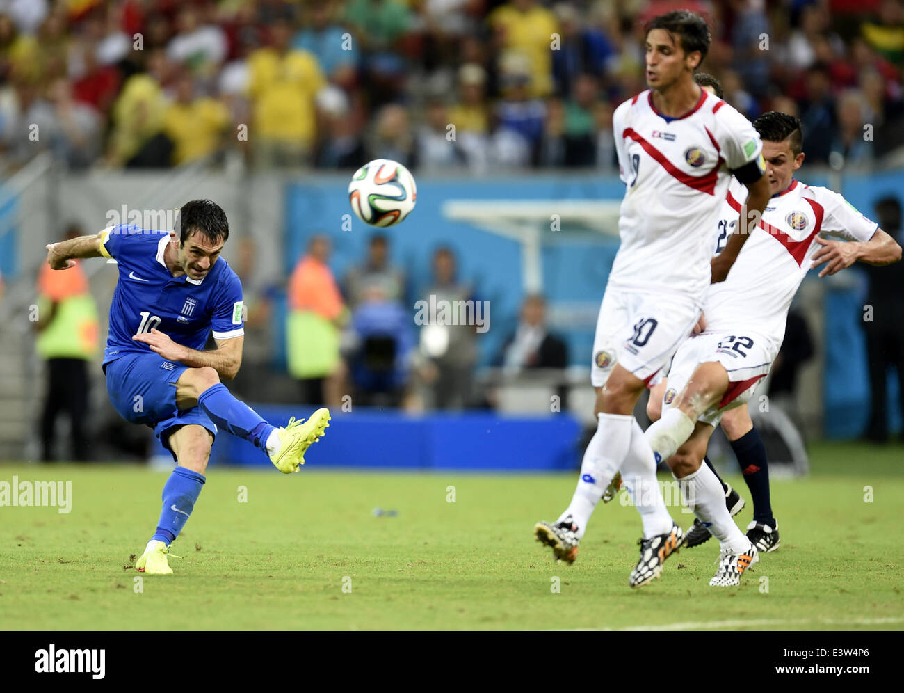 (140629) -- RECIFE, June 29, 2014 (Xinhua) -- Greece's Giorgos Karagounis (L) shoots during a Round of 16 match between Costa Rica and Greece of 2014 FIFA World Cup at the Arena Pernambuco Stadium in Recife, Brazil, on June 29, 2014.(Xinhua/Yang Lei)(xzj) Stock Photo