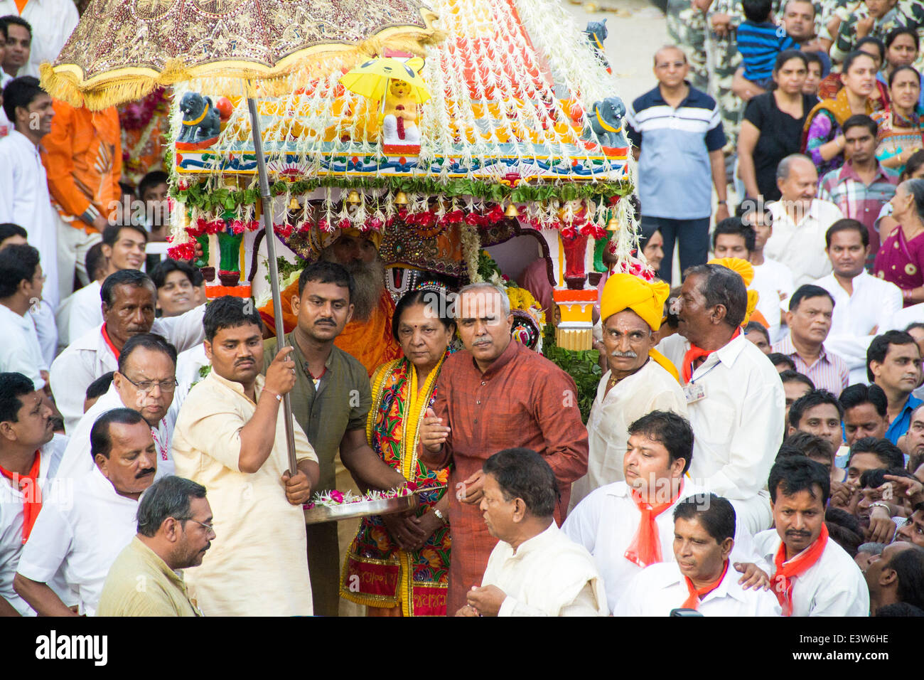 Ahmedabad, India. 29th June 2014. For the first time, woman chief minister of Gujarat, Anandi Patel  perform the 'Pahind-Vidhi' after  which the annual rath yatra of Lord Jagannath will begin, in Ahmedabad, India. Credit:  Nisarg Lakhmani/Alamy Live News Stock Photo