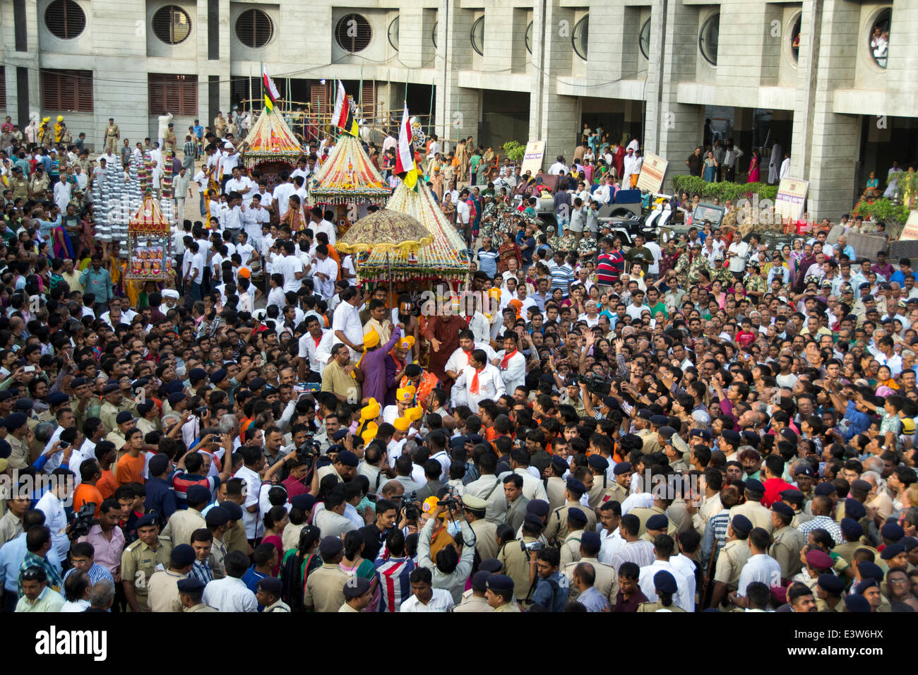 Ahmedabad, India. 29th June 2014. For the first time, woman chief minister of Gujarat, Anandi Patel  perform the 'Pahind-Vidhi' after which the annual rath yatra of Lord Jagannath will begin, in Ahmedabad, India. Credit:  Nisarg Lakhmani/Alamy Live News Stock Photo