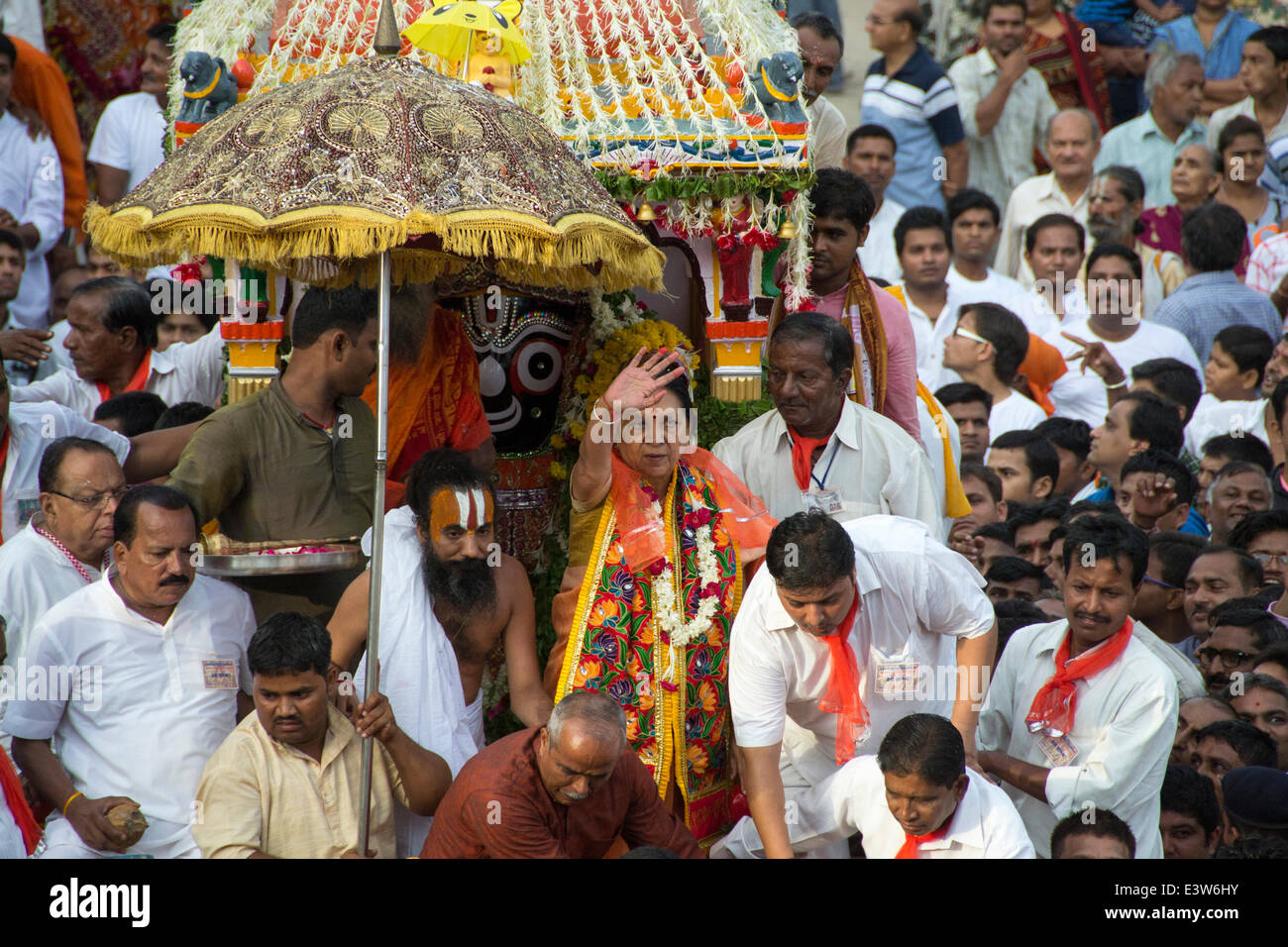 Ahmedabad, India. 29th June 2014. For the first time, woman chief minister of Gujarat, Anandi Patel  perform the 'Pahind-Vidhi' after which the annual rath yatra of Lord Jagannath will begin, in Ahmedabad, India. Credit:  Nisarg Lakhmani/Alamy Live News Stock Photo