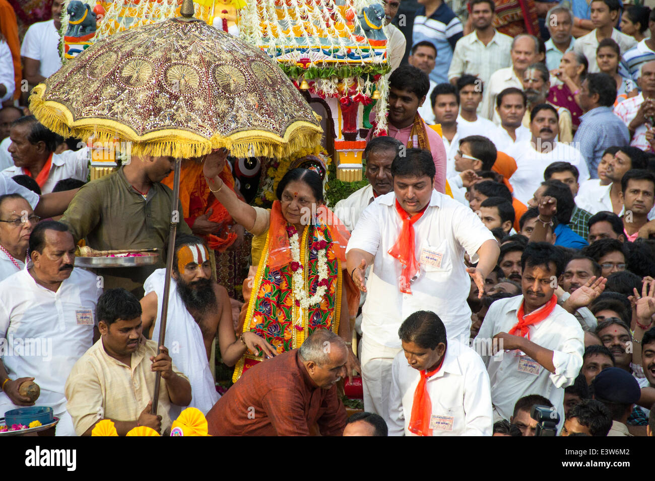 Ahmedabad, India. 29th June 2014. For the first time, woman chief minister of Gujarat, Anandi Patel  perform the 'Pahind-Vidhi' after  which the annual rath yatra of Lord Jagannath will begin, in Ahmedabad, India. Credit:  Nisarg Lakhmani/Alamy Live News Stock Photo