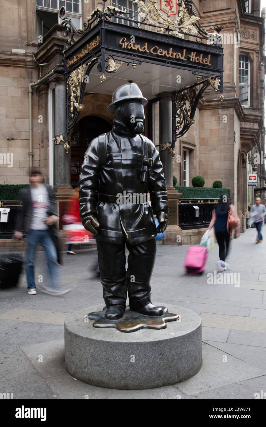 Citizen Firefighter, Gordon Street, Glasgow. The bronze sculpture by Kenny Hunter, Scotland, UK Stock Photo