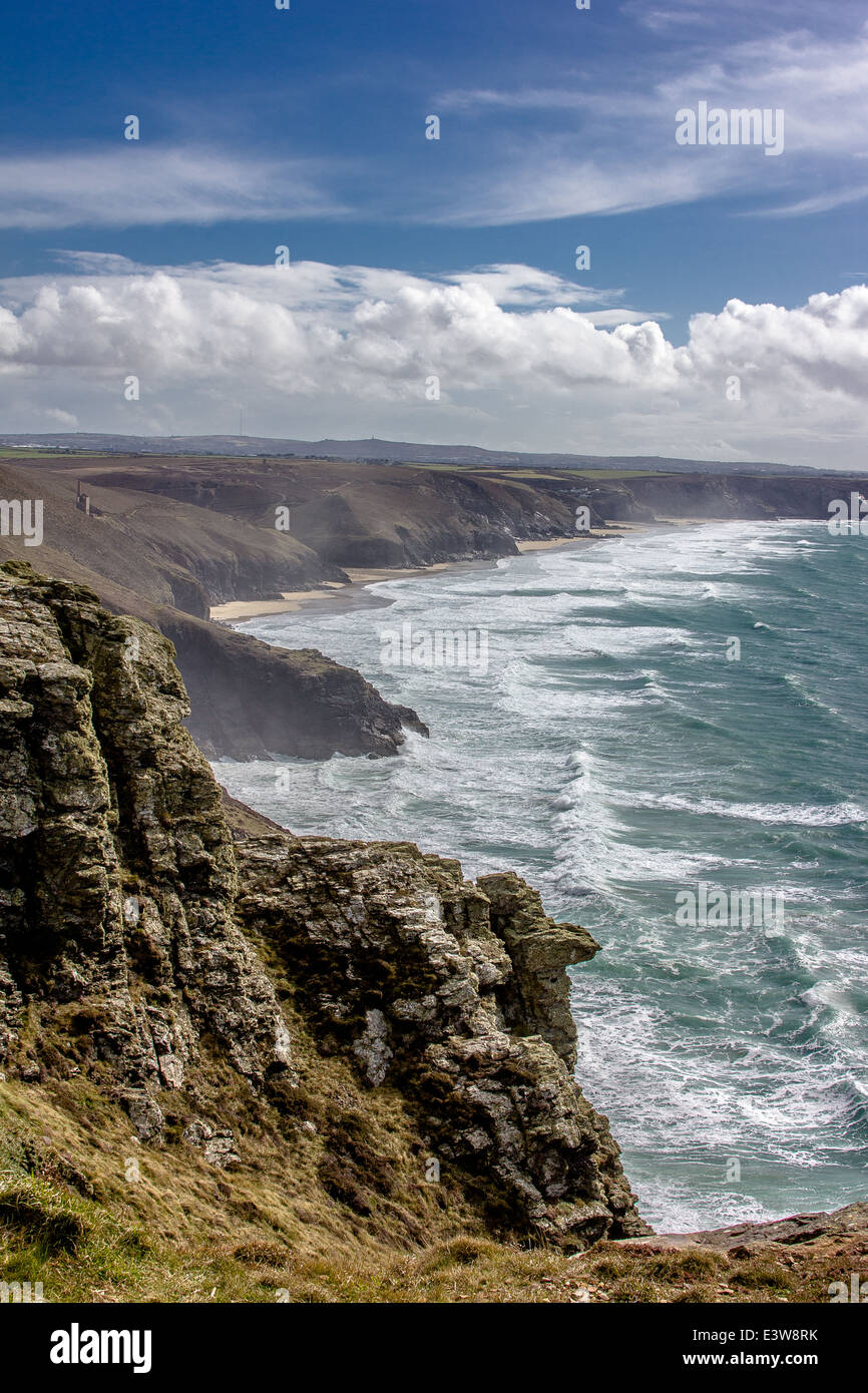 View along the South West Coastal Path Tubby's Head, St Agnes past Wheal Coates Tin Mine and the Towanroath Engine House. Stock Photo