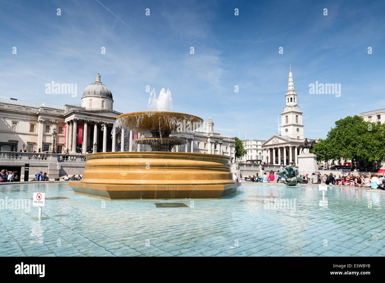 Looking across one of the fountains in Trafalgar Square towards the National Gallery Stock Photo