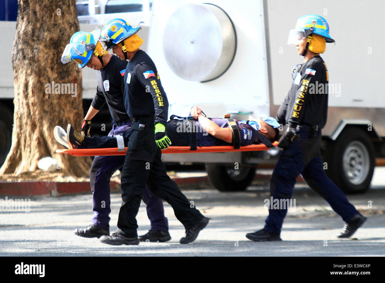 Makati City, Philippines. 30th June, 2014. Rescuers carry a mock victim on a stretcher during an earthquake drill in Makati City, the Philippines, June 30, 2014. The earthquake drill aims to prepare government offices and rescue units in case of an emergency following the earthquake measuring 5.7 that jolted the northern Philippine province of Batangas last Wednesday evening. © Rouelle Umali/Xinhua/Alamy Live News Stock Photo