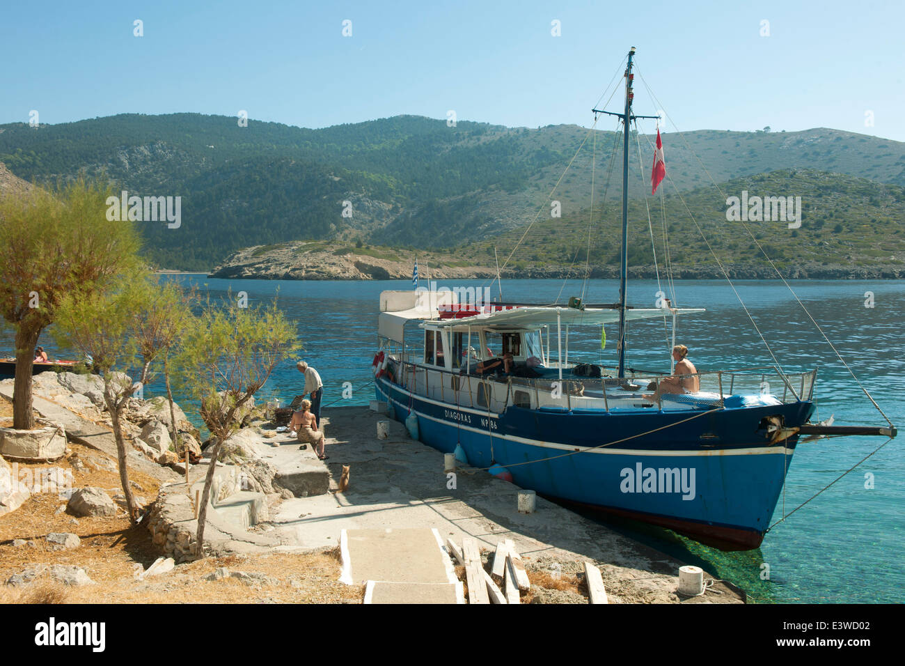 Griechenland, Symi, Kloster Agios Emilianos im Nordwesten der Insel, auf einer Halbinsel gelegen. Ausflugsboot Diagoras. Stock Photo