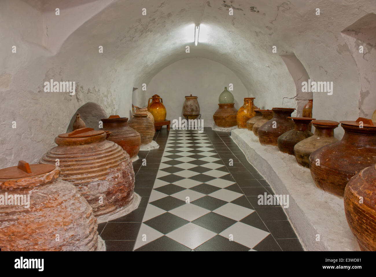 Griechenland, Symi, Kloster Panormitis, Keller mit Tongefässen im Folklore Museum Stock Photo