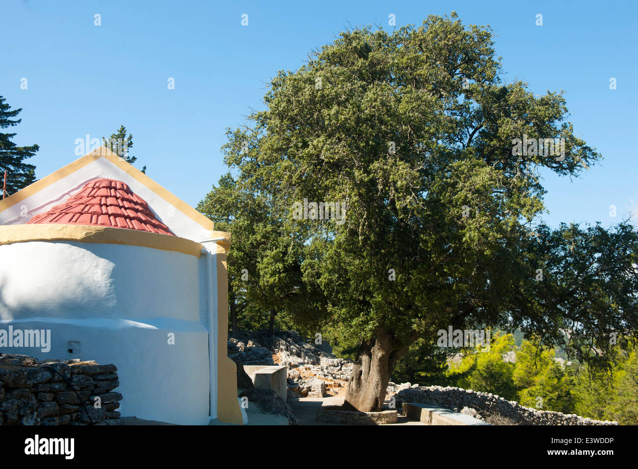 Griechenland, Symi, nach den Weinpressen steht eine kleine Kirche am Weg Stock Photo
