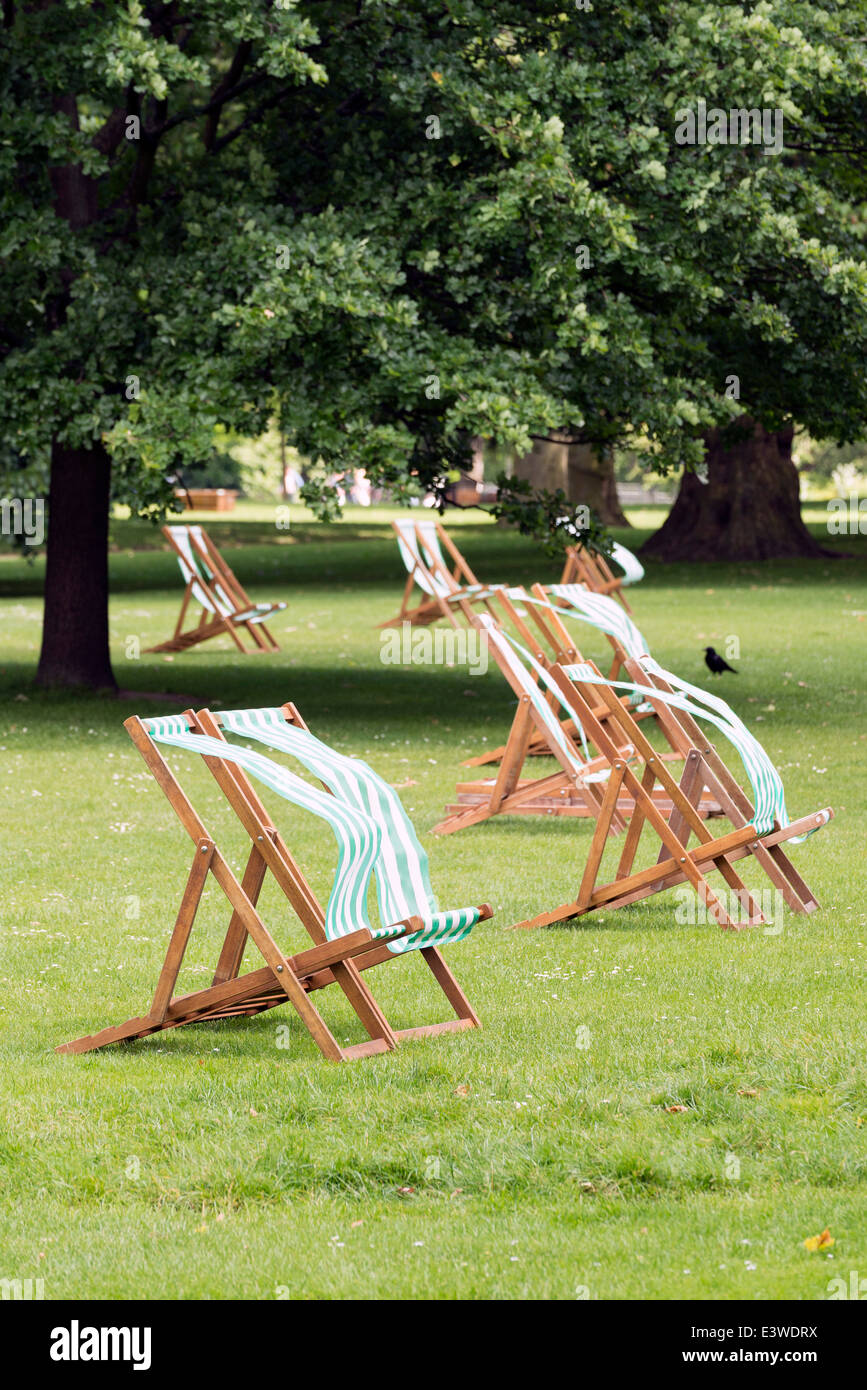 Deck chairs in St. James's Park, London Stock Photo - Alamy
