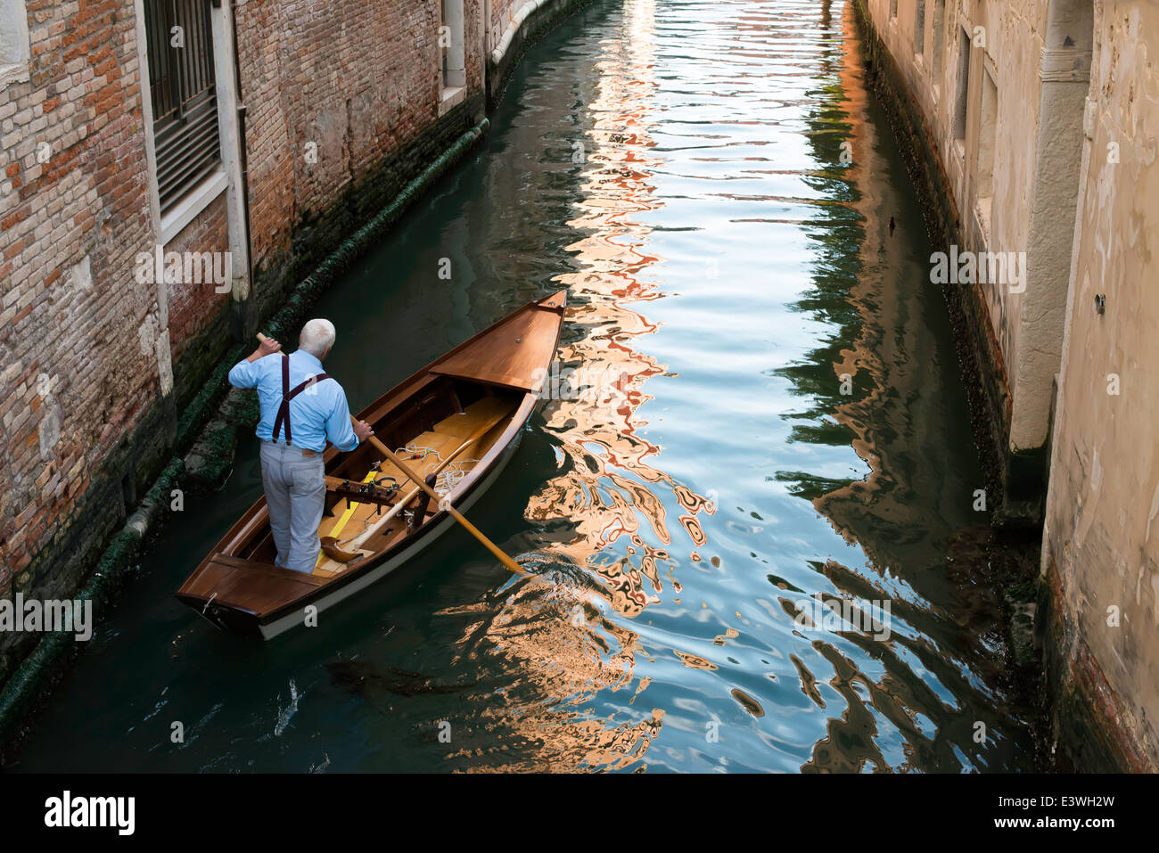 Silhouette of venice boat italy hi-res stock photography and images - Alamy