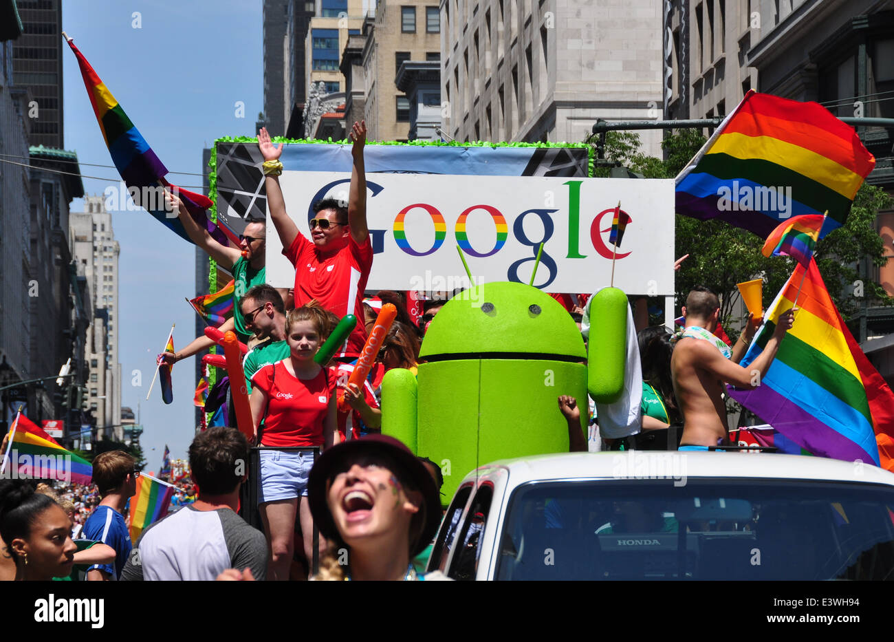 https://c8.alamy.com/comp/E3WH94/nyc-google-goes-rainbow-at-the-2014-gay-pride-parade-on-fifth-avenue-E3WH94.jpg