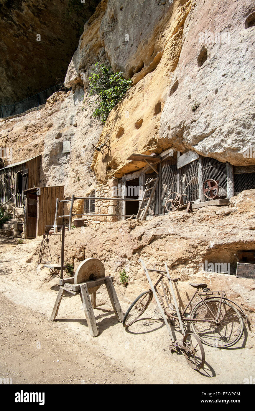 Troglodyte house and sheds of the last residents of the Grottes du Roc de Cazelle at Les Eyzies, Périgord, Dordogne, France Stock Photo