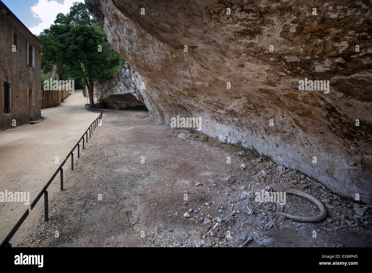 abri-de-cro-magnon-prehistoric-cro-magnon-site-at-les-eyzies-de-tayac-E3WPH5.jpg