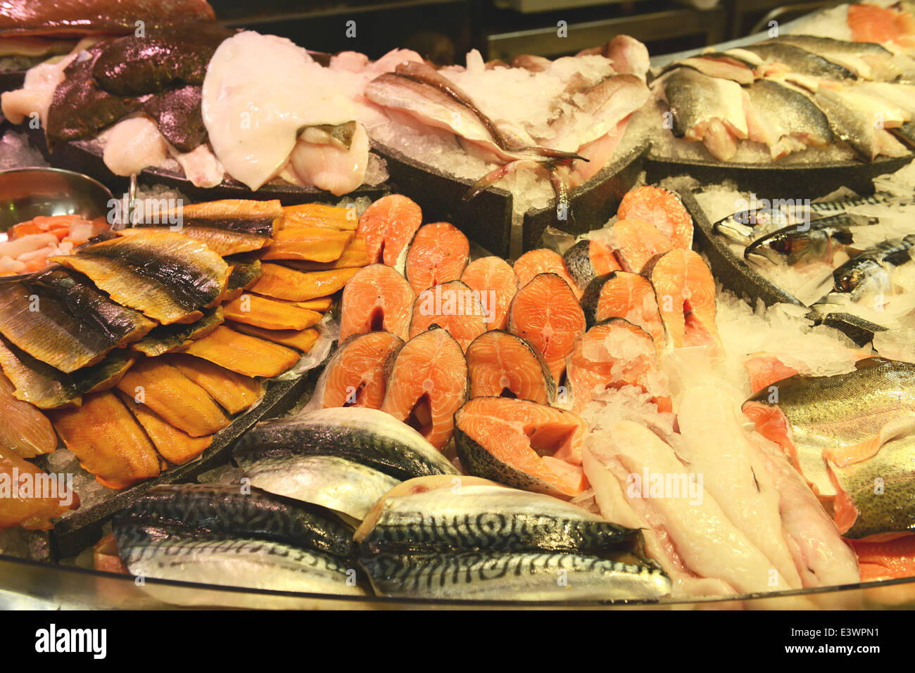 Supermarket fish counter hi-res stock photography and images - Alamy
