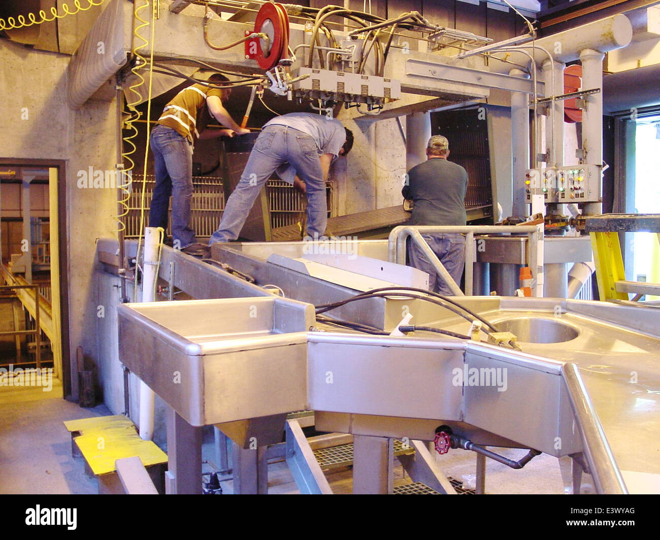 Little White Salmon electric anesthetic (Recovery Act Stock Photo Alamy