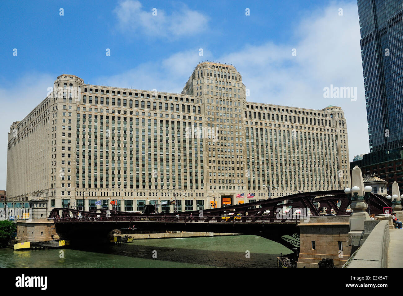 Chicago's Merchandise Mart along the Chicago River Stock Photo Alamy
