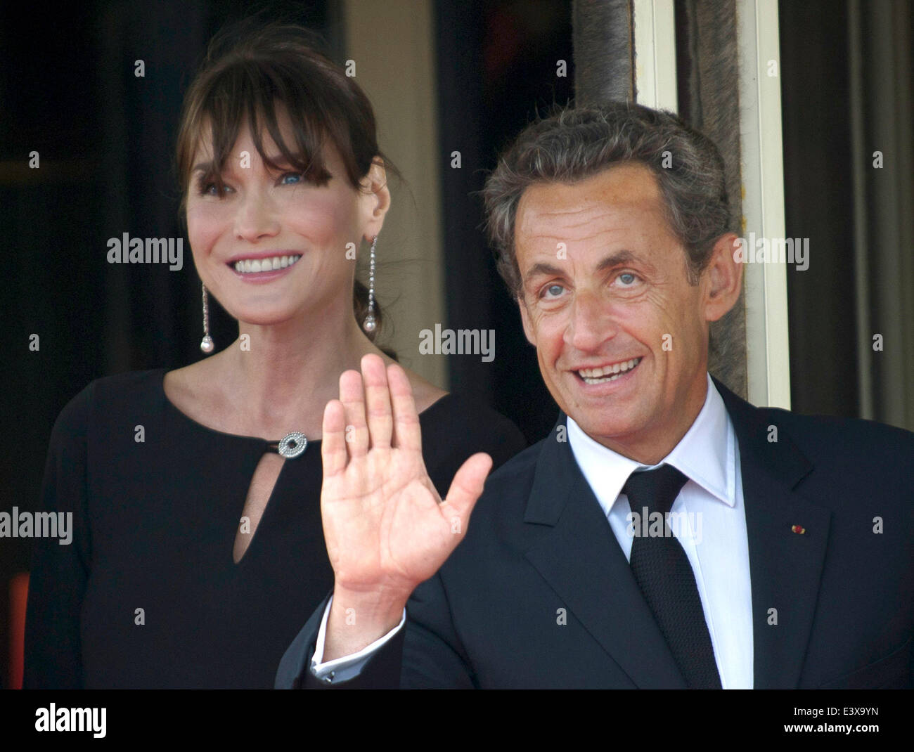 Der französische Präsident Nicolas Sarkozy und seine Frau Carla Bruni-Sarkozy warten am Donnerstag (26.05.2011) in Deauville auf die Gäste zum Abendessen. In dem französischen Seebad am Ärmelkanal findet am 26. und 27. Mai der diesjährige G8-Gipfel statt. Foto: Peer Grimm dpa Stock Photo