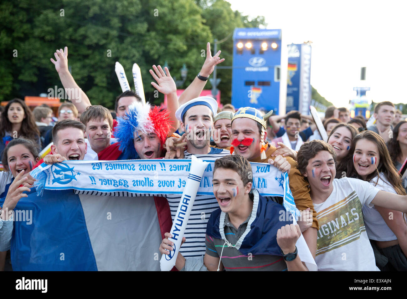 Fans cheer after France wins in the Brazil 2014 World Cup match against Nigeria at a Public Viewing event at the Brandeburg Gate in Berlin, Germany, 30 June 2014. Photo: Joerg Carstensen Stock Photo