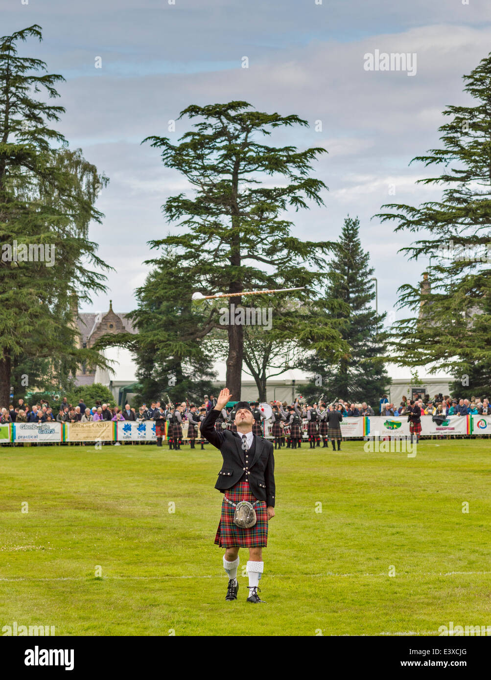 DRUM MAJOR READY TO CATCH A MACE AT FORRES SCOTLAND EUROPEAN PIPE BAND CHAMPIONSHIPS JUNE 2014 Stock Photo