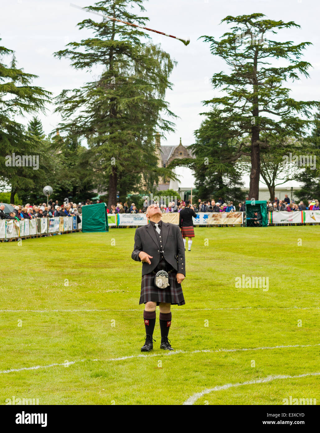 DRUM MAJOR WITH A MACE THROWN HIGH AT FORRES SCOTLAND EUROPEAN PIPE BAND CHAMPIONSHIPS JUNE 2014 Stock Photo