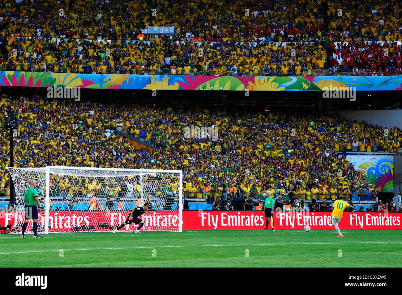 Belo Horizonte, Brazil. © D. 28th June, 2014. Claudio Bravo (CHI), Neymar (BRA) Football/Soccer : Neymar of Brazil scores his penalty shoot out during the FIFA World Cup Brazil 2014 Round of 16 match between Brazil 1(3-2)1 Chile at Estadio Mineirao in Belo Horizonte, Brazil. © D .Nakashima/AFLO/Alamy Live News Stock Photo