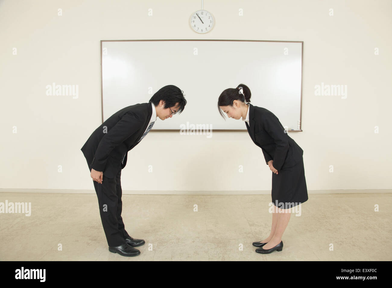 Japanese people bowing hi-res stock photography and images - Alamy