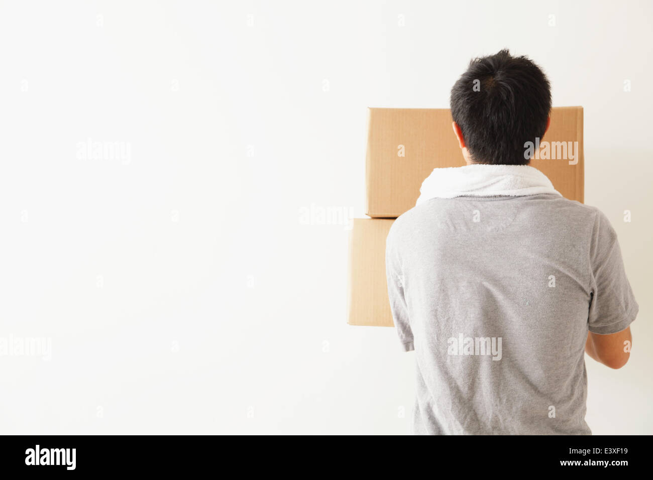 Man lifting heavy box back hi-res stock photography and images - Alamy