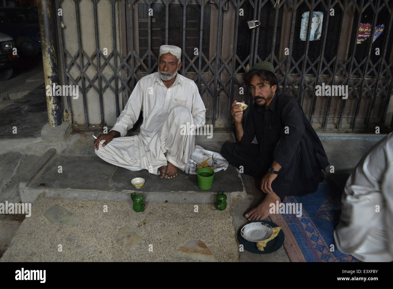 Quetta. 1st July, 2014. People drink tea during the holy fasting month of Ramadan in southwest Pakistan's Quetta, July 1, 2014. © Asad/Xinhua/Alamy Live News Stock Photo