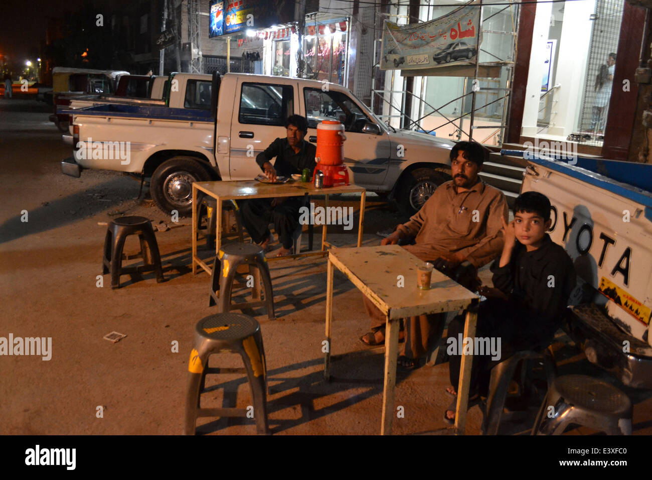 Quetta. 1st July, 2014. People wait for traditional food during the holy fasting month of Ramadan in southwest Pakistan's Quetta, July 1, 2014. © Asad/Xinhua/Alamy Live News Stock Photo