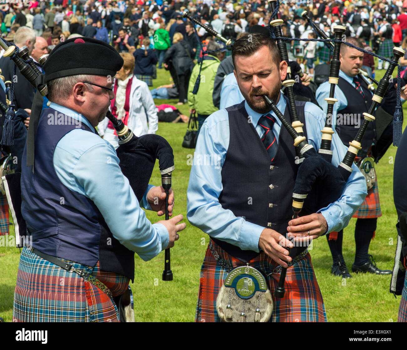 Two bagpipe players hires stock photography and images Alamy
