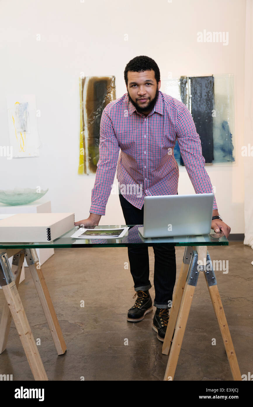 Black man art gallery hi-res stock photography and images - Alamy