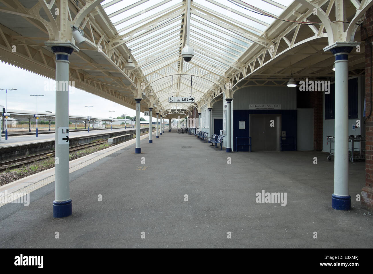 Platform and canopy Taunton railway station Stock Photo Alamy