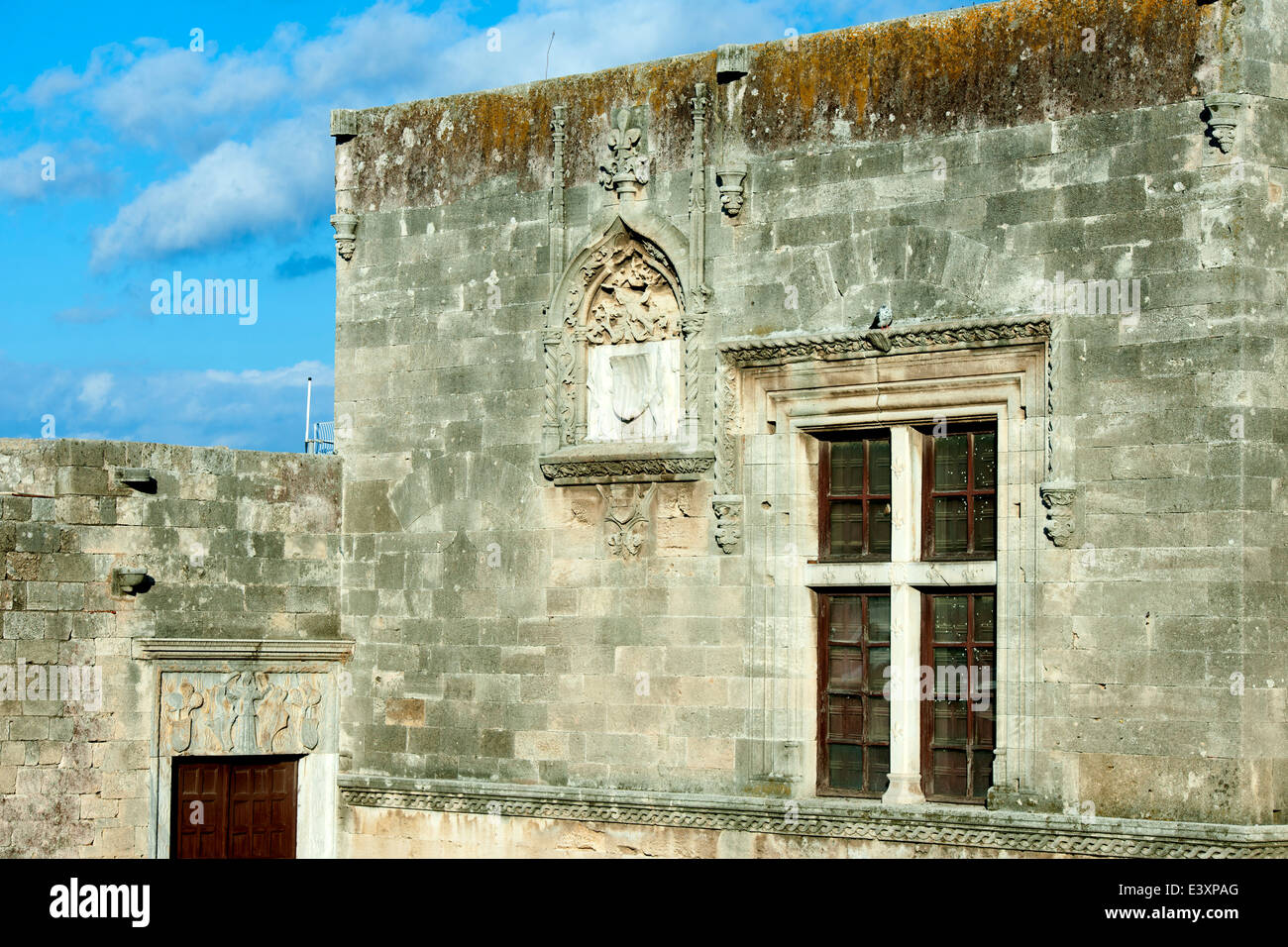 Griechenland, Rhodos-Stadt, Altstadt, Platia Ippokratous, Wappen und Fenster der Kastellania heute Stadtbibliothek Stock Photo