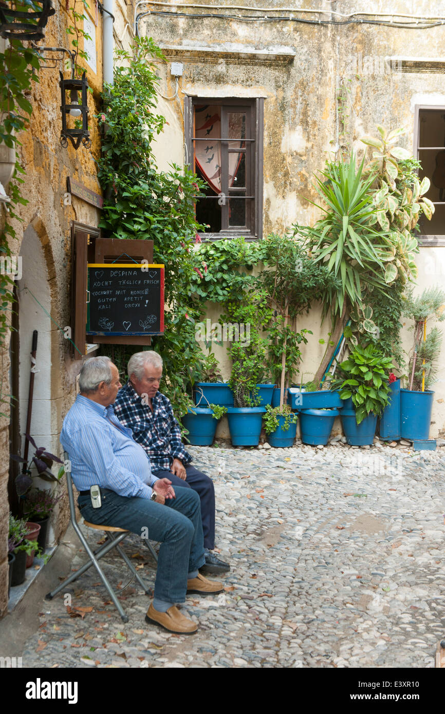 Griechenland, Rhodos-Stadt, Altstadt, Odos Fanouriou, Männer beim Gespräch Stock Photo