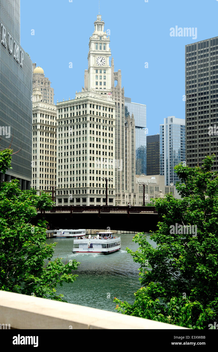Chicago boat tour wrigley hi-res stock photography and images - Alamy